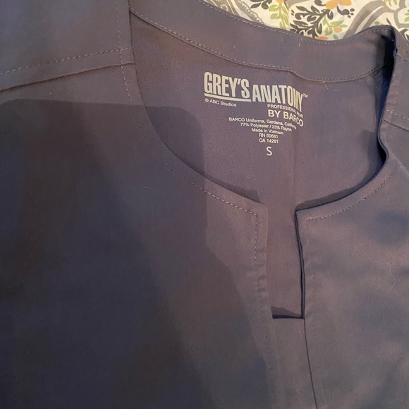 Greys Anatomy 3 pocket Notch scrub top - Picture 2 of 7